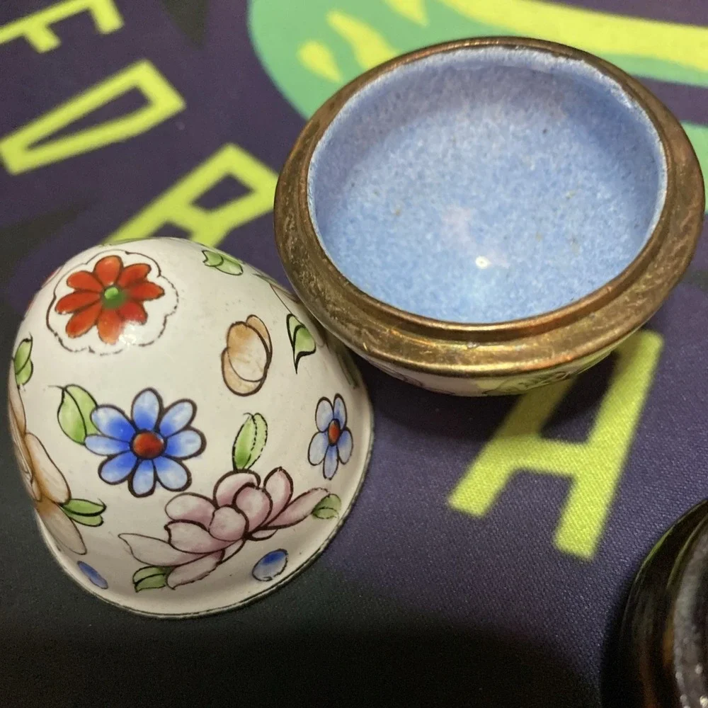 VTG ASIAN CLOISONNE ENAMEL FLORAL & BUTTERFLIES EGG TRINKET BOX ON WOOD STAND G2